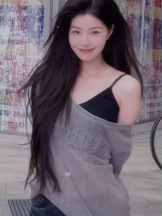 为什么突然不爱了” 这个问题,我想了整整一年,翻遍了所有聊天记录,找遍了共同朋友打听。直到某天看到他发的结婚请柬,突然就懂了:感情从来没有标准答案,不爱了就是不爱了。他来过,在我青春里留下了浓墨重彩的一笔;分开了,我们也各自走向了不同的人生。失去是相互的,他失去了我的执着,我失去了他的陪伴,但成长也是相互的,我们都懂了什么是不合适。#情感#分手#失恋#情绪#情绪舒缓片