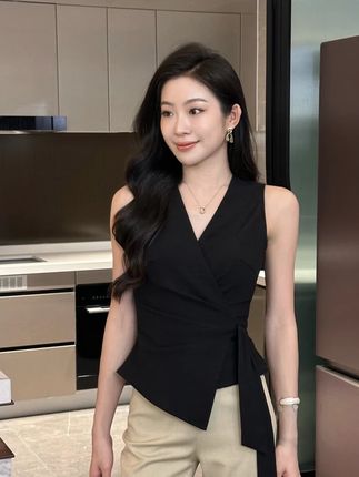 V领腰部绑带上衣 MUMU【星河遐想】夏季新款法式V领腰部绑带显瘦设计感高级气质上衣#绑带上衣 #腰部绑带短袖 #一片式短袖 #V领短袖 #小女人穿搭