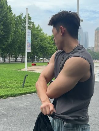 身材体态不好的兄弟们 快看过来 这件夏日美式背心 帮你解决 #男生穿搭#短袖t恤#夏季必备#透气舒适#品质男装