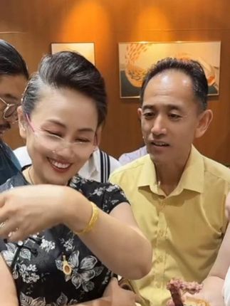 #乐家人正能量 #粉丝福利 铜合金手镯 古法传承工艺-金黄色精雕百福心经手镯-轻奢款送礼盒Z