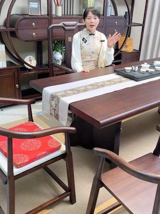 围坐一桌,闲话家常,这才是生活的温度。 #实木家具#新中式#榫卯结构