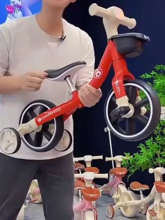 家里有一岁以上宝宝的赶紧看过来,一定要给娃安排上这辆平衡车, 它真的好玩又实用,它是那种可以一车多用的类型,拆掉座椅就是个遛娃神器,装上座椅秒变婴儿车,而且还是可折叠的设计,出门携带很方便。有了它之后,我每天都能带着宝宝出去玩,再也不怕累着了。#儿童自行车 #总有一款适合你 #童车 #自行车 #儿童平衡车