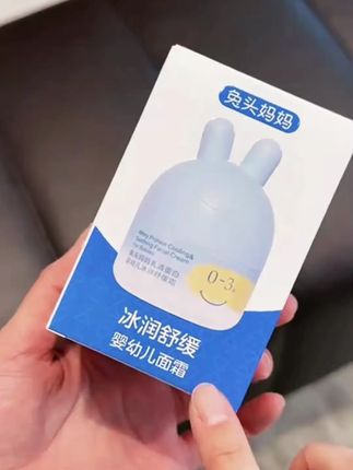 宝妈狂囤的爆水珠霜来了! 一抹化水, 把阿尔卑斯雪绒水摁进宝宝肌! 海茴香加积雪草, 黄金CP锁死水分, 全天候能掐出山泉水, 换季泛红不存在#母婴好物 #宝宝面霜 #兔头妈妈凉凉霜 #换季护肤 #婴儿面霜