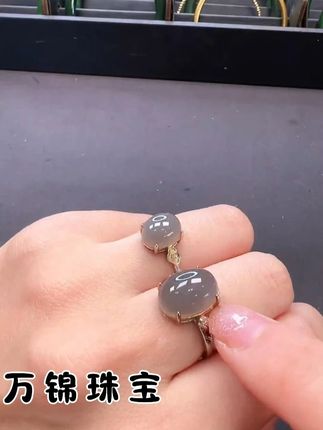 ✨我确实是还有一个大烟紫,烟紫是青海料夹层的料子特别的少,能做这种大蛋面的料子也不好搞的,冰冰润润的非常的好看#万锦珠宝 #和田玉 #珠宝玉石 #烟紫