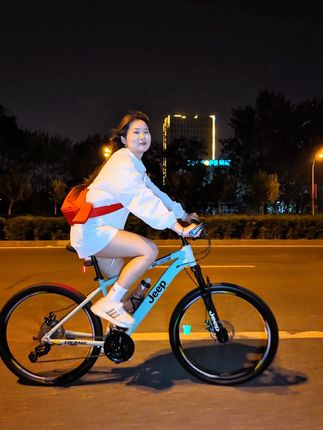 #风是自由的希望你也是 #年轻人有自己的骑行方式 连路过的风都要回头看一眼Q~#RC750山地车 #骑行真的很summer #户外风让生命力具象化了