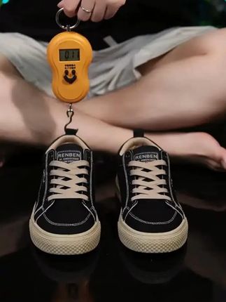 兄弟们看过来!国民帆布鞋人本又出王炸了!2025 夏季新款男士板 shoes 来了~夏天就该穿新鞋!上脚那叫一个轻便透气啊,暴走一天脚都不带闷的!低帮设计清爽不闷脚还百搭,搭配牛仔裤运动裤都帅到不行~这款时尚休闲板鞋夏天鞋柜必须安排上啊!#人本帆布鞋 #男士板鞋 #夏季新款 #轻便透气 #男生穿搭