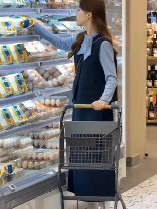 流行复古休闲风套装裙女秋季新款马甲打底衫半身裙三件套#秋季穿搭 #复古套装 #女士三件套 #休闲风 #时尚穿搭