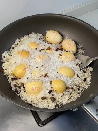 这样焗出来的海鲜真的特别好吃,肉质紧实干香又不失鲜美,做法也特别简单,姐妹们真的可以试试#盐焗海鲜 X