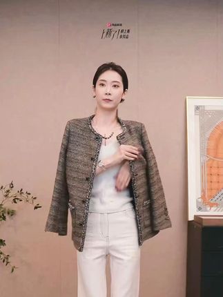 进口经典优雅圆领小香外套女时尚精致上衣 #美出高级感 #穿出高级感 #轻奢女装 #时尚 #高级穿搭 CHENSMCHEN 致力于赋予女性自由。