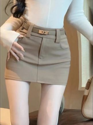 气质显瘦卡其色短裙设计感高腰a字半裙贵气姐感百搭半身裙 #梨形身材穿搭大赏 #早秋不费力显贵穿搭 #卡其色半身裙 #ootd穿搭 #气质穿搭