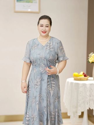 从前她给我们挑衣服那么用心,现在轮到我们了 #每日搭配分享👗时尚穿搭#夏款搭配#温柔风穿搭#中老年女装