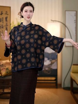 这不只是一件上衣,更是当代女性与文化对话的柔性铠甲,让世界看见 东方美学的当代姿态。#高级新中式国风女装 #香云纱 #东方美学 #遮肉显瘦 #中式生活美学
