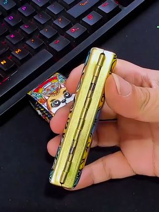 粗支烟终于有专属豪宅!国潮黄铜盒双面彩印耐褪色,8.0粗支/6.5中支全能装,定制图案+绒布袋礼盒太香了!#酷宝烟盒 #纯铜烟盒 #男生喜欢的礼物 #国潮烟盒 #烟盒