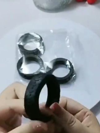 行李箱轮子保护套拉杆箱脚轮静音套防磨损橡胶圈 行李箱轮子保护套拉杆箱脚轮静音套防磨损橡胶圈#旅行拉杆箱 #生活好帮手 #儿童玩具 @DOU+上热门 @DOU+小助手