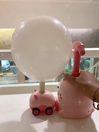 爸爸给女儿买的这个#新奇网红玩具 #空气动力车 也太赞了!不用充电就能跑能起飞,还能锻炼孩子的臂力和动手能力,我女儿可太稀罕了!#共娃神器飞天气球车 #自己玩的不亦乐乎 #J