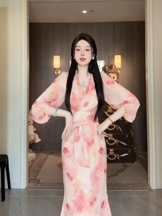 是胭脂是美人,是女人 胭脂美人 晕染印花荷叶边吊带长袖连衣裙#连衣裙 #今天穿什么 #仙气飘飘还得是国风汉服 #晕染印花荷叶 #雅乔私服