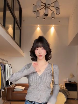 025秋冬季新款韩系圆领长袖针织开衫+小方巾上衣 #今天穿什么 #穿出高级感 #小众设计感 #搭配日常 #显瘦
