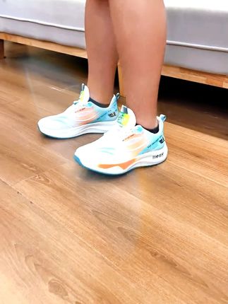 男孩子们集合!这款超轻软底跑步鞋真的绝了!网面设计超透气,运动时双脚再也不会闷热啦。软底防滑又减震,回弹效果一级棒,跑步时感觉像踩在云朵上。学生党和运动爱好者都别错过,冲就完事儿!#男款运动鞋 #透气跑鞋 #防滑减震鞋 #学生运动鞋 #软底跑步鞋