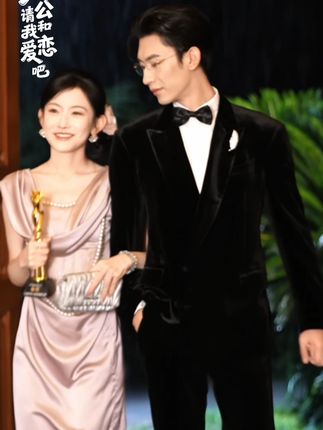 “步伐一致的人永远不会走散” ,你以为的权威出场,不过是双A长腿夫妇的日常罢了~#老公请和我恋爱吧 #韩雨彤 #沉思 #短剧