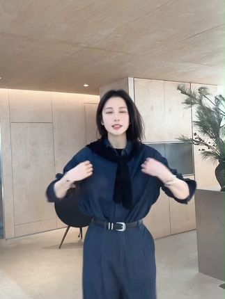 精选时尚纯棉牛仔衬衫+裤子 酷帅随性风来袭!精选时尚纯棉牛仔衬衫,柔软亲肤,透气佳不闷热。经典牛仔蓝超百搭,简约设计暗藏小心机,随意搭配T恤或单穿都出彩。同系列裤子,高腰直筒剪裁,显腿长又藏肉。一套上身,轻松打造街头潮流范。  #牛仔套装穿搭  #纯棉时尚单品  #显高显瘦神装