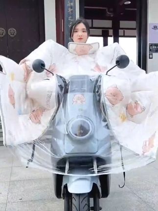 下雪天不想穿雨衣,那就试试这款把雨衣和挡风被合二为一的冬季挡风被吧