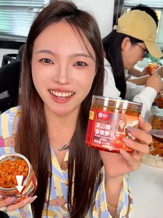 吃了30年萝卜干的四川人告诉你啊,快把你家里那种下饭菜扔了吧!在你们当地市场买的那种很多下饭菜都是满满的添加剂,食材也不新鲜,不像四川萝卜干,入口爽脆,又香又辣,还带着红油的醇厚。哇!这样一口下去,香香辣辣,回味还有一丝鲜甜#屋头高山脆萝卜干#麻辣萝卜干#下饭菜#好吃到停不下来#妈呀太香了