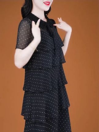 热闹只是一时的消耗品,而撑起你人生的是半生孤独,没必要渴望被理解和懂得,你只要无所畏惧,自律,勇敢的去生活。#连衣裙 #洋气减龄