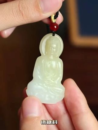 糖白和田玉大日如来吊坠 大日如来是释迦牟尼,同时也是未羊、申猴的守卫神,代表着光明、理智,寓意光明的理性,未来勇往直前,鸿图大展 ,#大日如来吊坠 #和田玉吊坠 #玉石魅力 #羊猴守护神 #好物推荐🔥 @DOU+小助手