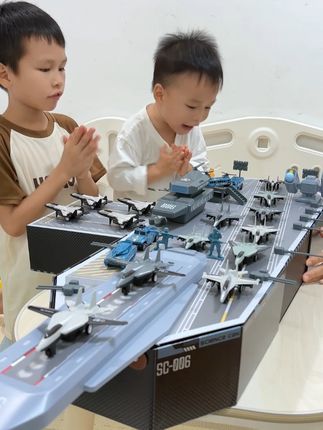 送男孩子的礼物还是爸爸会挑,海陆空航空母舰一次全满足孩子军迷梦,国庆节送这么大阵仗,收到不得惊喜到起飞#儿童玩具 #航母玩具 #飞机模型玩具 #航母模型 #航空母舰模型