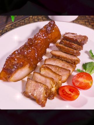 做广式烧腊的老板们都懂,酱料的稳定度直接决定菜品口碑!😩 之前换过好几款叉烧酱,要么咸甜失衡,要么香味寡淡,客人总说口味不稳定。直到挖到这款港式叉烧酱,简直是商用救星!甄选黄豆、桂皮等优质原料天然熬制,酱香浓郁醇厚,咸甜比例拿捏得刚好,完全复刻老广餐厅的地道风味。酱体细腻渗透力强,腌制排骨、梅花肉时,滋味能快速钻进肉纤维,不用额外加生抽、蚝油等调料,一酱搞定。100g 小规格装,每次用量精准可控,避免浪费还能保证每批菜品口感一致,不管是预制菜加工还是餐厅日常备餐,都超实用!#港式叉烧酱 #商用调味酱 #广式腌制料 #餐厅专用调味料 #蜜汁叉烧酱料
