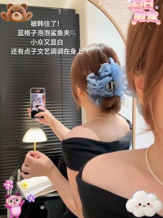 藏蓝格泡泡欧根纱大肠发圈女2025新款高级感后脑勺发夹鲨鱼夹 夏天真的会无比偏爱蓝色脑袋🧊,光是看着整个人都清爽很多~戴上真的很有氛围感!#头饰发饰#时尚饰品 #饰品分享 #抓夹#鲨鱼夹