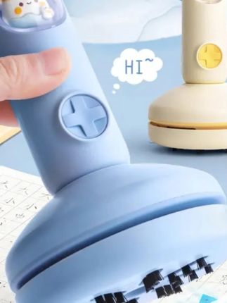 只要家里有孩子,这个#桌面吸尘器 ,真的太实用了!吸力大,噪音小,我儿子很爱用,桌面干干净净老母亲看着都舒心!#学习用品  #文具安利  #开学必备清单