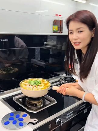 不知道吃什么又不想做的太麻烦,那你就花10分钟做这个#懒人酸菜鱼,做法简单~