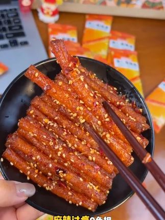 麻辣过瘾零负担,而且还是菜籽油,裹满了芝麻和辣椒,麻麻辣辣的 嚼劲十足#嚼劲十足越吃越香 #辣条 #维c