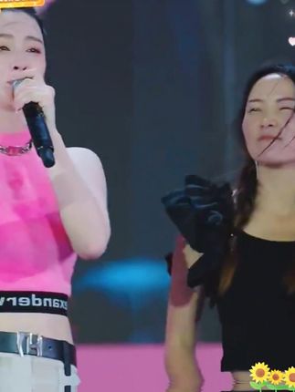 湖北女孩小冷儿开车九小时,只为登上唐艺大舞台开嗓直接惊艳唐老板#唐艺 #唐艺大舞台 #唐艺大舞台有才你就来 #唐艺直播回放 #嗨翻全场