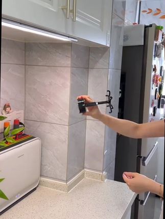 用这个旋转吸盘挂钩把平时用的各种勺子铲子都收纳上墙,不仅干净整节省空间,打扫卫生也方便多了 #厨房挂钩 #厨房好物 #挂钩 #旋转挂钩