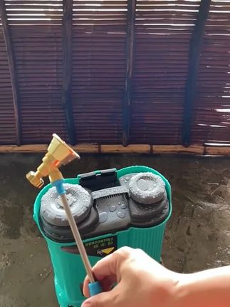 在喷雾器上安装一个这样的黑旋风喷头,出水均匀可自由调节雾化,方便实用。