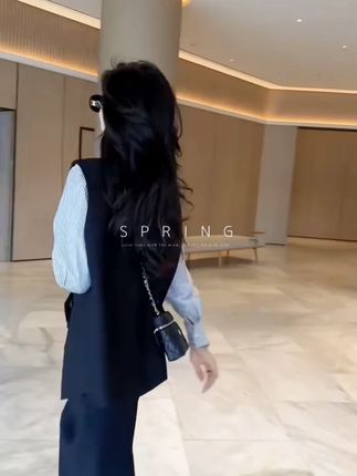 容颜会老去,四季不会停。那些散碎在笔尖的光阴,寂静欢喜。#用基础款玩转一周穿搭 #毫不费力的打开初秋穿搭#早秋韩系氛围感穿搭#早秋中性风穿搭 #穿出高级感 #每日穿搭 #品质女装 #高档大气上档次