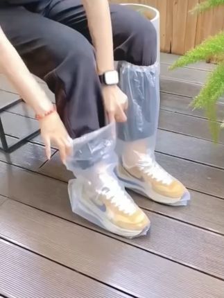 聪明的宝妈都会给孩子准备这个#一次性雨鞋套#开学必备#防水鞋套