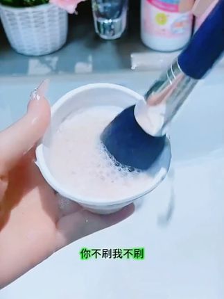 不会还有姐妹粉扑脏成这样还在用吧?我一直都用这个专用粉扑清洗剂,挤两滴,搓一搓,再用清水冲洗干净,真的不敢想象会有这么脏!而且它还不伤粉扑,洗完跟新的一样,平时化妆用的粉扑、美妆蛋都可以用它来清洗,姐妹们趁现在价格划算赶紧冲。#粉扑清洗剂