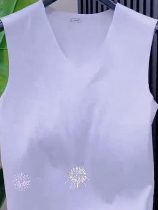 家人们,夏天到了,给大家推荐一款超赞的男士冰丝背心!它是V领设计,穿起来时尚又性感。冰丝材质,触感凉爽,就像给身体开了空调一样。而且它是无痕打底的,内穿完全不会尴尬。弹力十足,不管是运动还是居家,都非常舒适。青年朋友们,赶紧入手吧!#男士冰丝背心 #V领打底 #冰感面料 #无痕内衣 #夏季必备