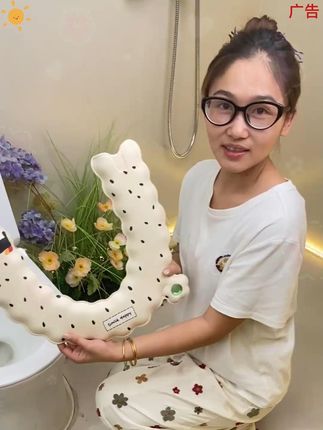 【马桶会“香薰”!屁屁的SPA时间到~】 谁说香薰只能放在客厅?! 这款会散香的马桶垫一坐上去 每分钟都在散发高级治愈香~ 如厕=做香氛spa 幸福感拉满