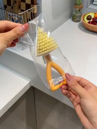 头一次见过这种三角型的刷子,犄角旮旯的缝隙都能刷到,用着还顺手,真是家务必备呀#三角刷 #清洁刷 #卫生死角 #超便宜超划算 #实用好物