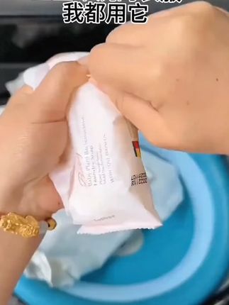 #上热门 宝宝每天换洗的脏衣服都特别多,每次都是用的这款洗衣皂,衣服上的奶渍,果渍,粑粑渍都能轻松洗干净,大人小孩的衣服都可以用,污渍都能轻松去除,真的是太方便了#婴儿洗衣皂 #污渍轻松去除 #母婴好物