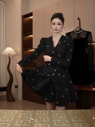 女春秋2025新款小众不撞款V领长袖收腰连衣裙 #穿出高级感 #连衣裙 #遮肉显瘦 #服装设计师款高定女装 #高级感穿搭分享