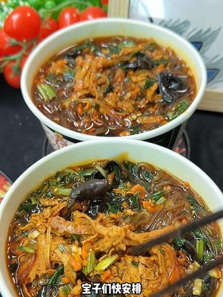 桶装豆腐粉条,速食不缺鲜,解馋超简单! #地方美食 #速食美味 #方便速食 #豆腐粉条菜