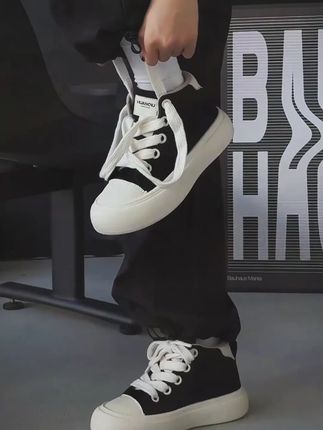 兄弟们,2025 秋季新款环球男鞋来咯!这鞋子也太有干净感了,上脚立马痞帅值拉满。厚底设计悄悄增高,让你气场瞬间提升。品质超棒,穿着超舒服,秋季出街就靠它啦,赶紧下单!#男款潮鞋 #2025新款 #秋季男鞋 #厚底增高鞋 #痞帅穿搭