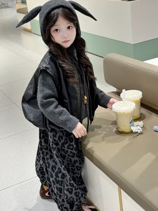妈呀这也太可爱了,一整个甜酷风轻松拿捏#高品质童装 #生女儿就是用来打扮的 #秋季穿搭 #骗你生女儿 #我的女孩👧🏻