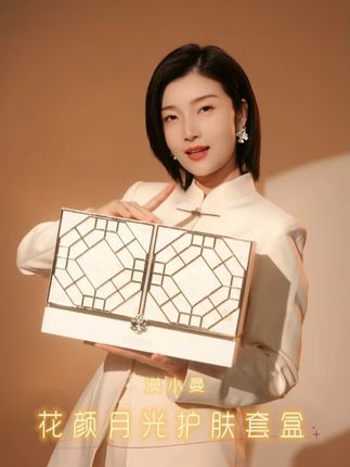 开盖见花颜,触肤见月光。漠小曼白月光套盒里藏着东方美肤的秘密!不仅能直充胶原,填充纹路,还能外塑轮廓,紧致肌肤。内含植物精粹温和养肤,敏感肌用着也无负担,素颜也能透出细腻光泽。@冷漠De杨小漫#漠小曼品牌 #东方美学 #种草 #国货护肤