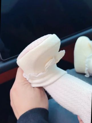立秋宝宝的第一双宝宝袜鞋来咯!! 天气渐渐变凉,贴心的我已经给宝宝穿上柔软舒适的宝宝鞋了 #宝宝鞋 #立秋 #母婴好物 #袜鞋